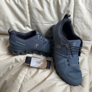 On Women's On Cloud Waterproof Shoes- worn once! New laces included